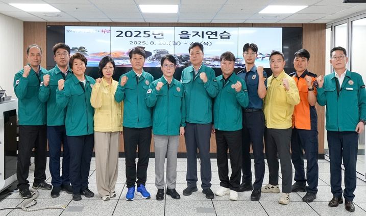 하남시의회는 8월 19일 오후 3시 ‘2025 을지연습’ 전시종합상황실을 방문해 을지연습 훈련 상황을 참관하고 관계자들을 격려했다. (사진_하남시의회 제공)