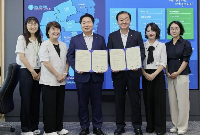 오세현 아산시장이 강창구 국민건강보험공단 아산지사장과 의료·돌봄 등 통합지원 업무협약 후 기념촬영을 하고 있다.