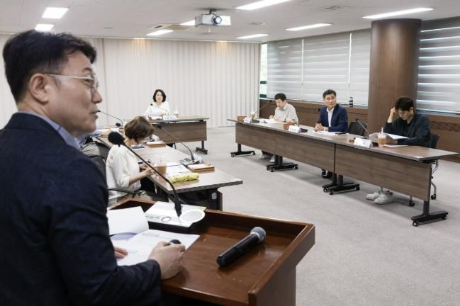 의원연구단체 ‘너와 나의 연결고리’가 21일 시의회 대회의실에서 「상호문화도시 안산시의 사회적 통합을 위한 연구용역」 중간보고회를 개최했다.