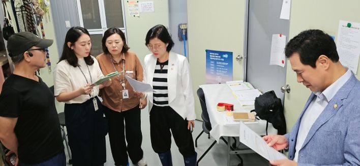 하남시의회 의원연구단체 ‘반려동물 복지정책 연구회’(대표의원 정혜영) 소속 의원들이 8월 28일 하남시 동물보호센터를 방문해 운영·관리 실태 전반을 점검하고 있다. (사진_하남시의회 제공)
