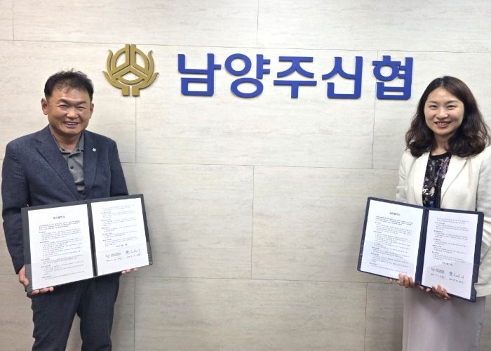 협약 후 기념 촬영 (좌 권태환 이사장 / 우 신영미 센터장)