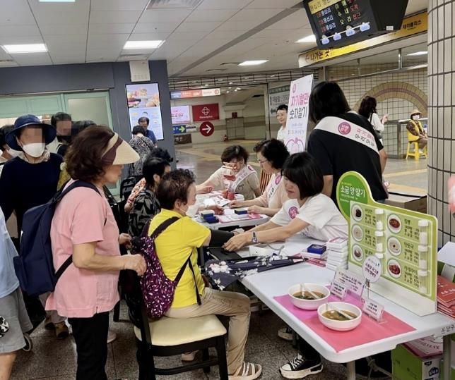 성남시 보건소 직원들이 지난해 9월 분당구 야탑역사에서 시민 대상 혈압 측정과 건강 상담을 하고 있다