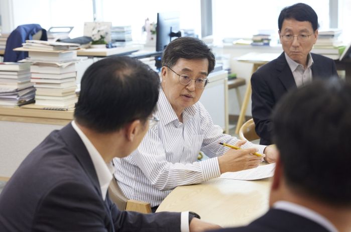 3일 오후 경기도청 집무실에서 김동연 경기도지사가 ‘근로감독권 실행 전략 점검회의’를 주재하고 있다.