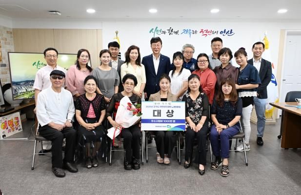 이민근 안산시장(맨 뒷줄 가운데)이 '도 주민자치 문화 경연대회'에서 대상을 수상한 월피동 두드림 난타팀과 함께 기념촬영을 하고 있다.