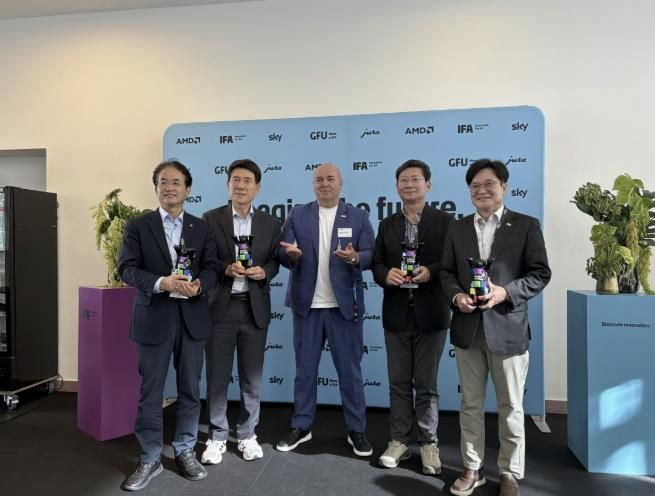 베를린 국제가전박람회(IFA) 방문(왼쪽부터 이동환 고양특례시장, 이강덕 협의회 회장(포항시장), 라이프 린드너(Leif Lindner) IFA 회장, 이상일 용인특례시장, 김병수 김포시장)