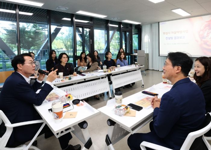 정명근 화성특례시장이 자살예방사업 컨설팅 결과보고회에서 당부발언을 하고 있다