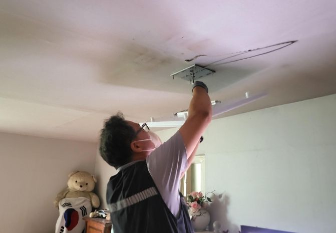 이천 양혜근로작업장, 취약가구 대상 LED 전등 교체 지원 나서