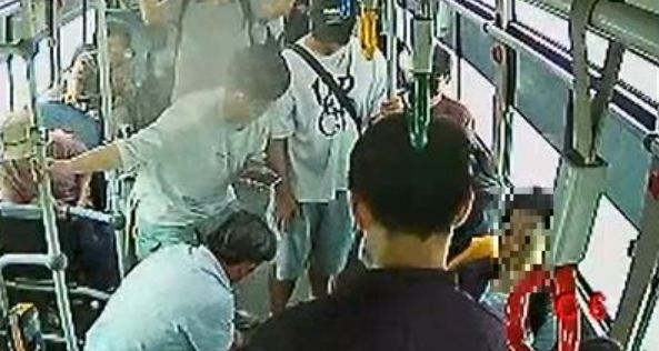 1. 지난 6일 삼안여객 소속 시내버스 승무원 최수일(57) 씨가 시내버스 안에서 의식을 잃고 쓰러진 70대 남성에게 심폐소생술을 시행하고 있다.