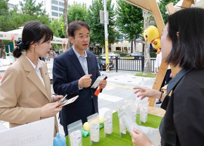 ‘2025 고양 청년의 날’ 행사에 참석해 청년들과 이야기를 나누고 있는 이동환 고양시장