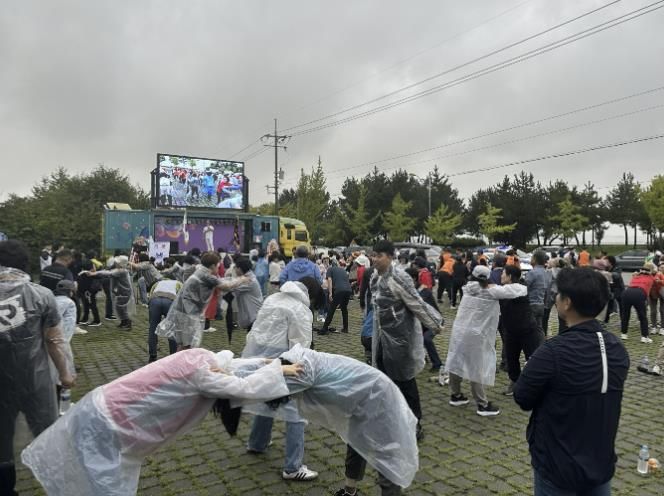걷기대회 시작 전 몸풀기 운동을 하는 참가자들의 모습
