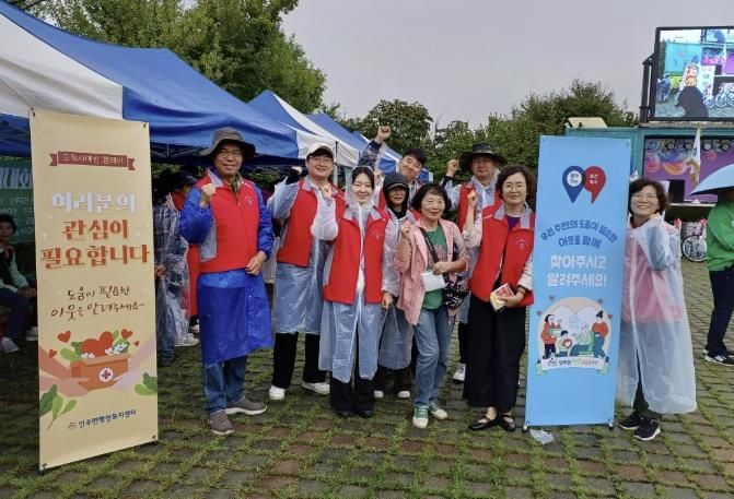 홍보 캠페인에 참여한 인주면 행복키움추진단 단원들이 기념 촬영을 하고 있는 모습