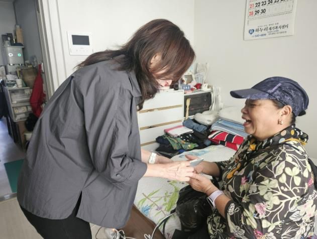 대상자에게 아산사랑상품권을 전달하는 모습