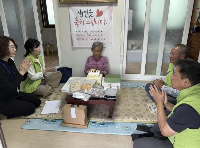 염치읍 행복키움추진단이 어르신 생신을 축하하는 모습