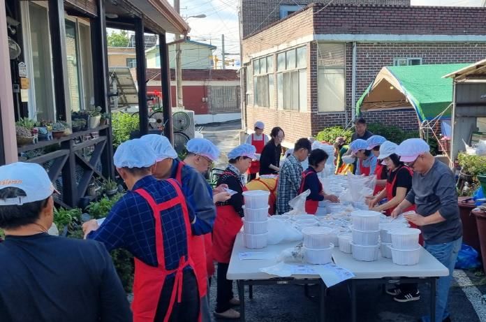 해피어스데이·대한적십자사 포천시 영북봉사회, 추석맞이 '사랑의 송편 및 나박김치 나눔 행사' 진행