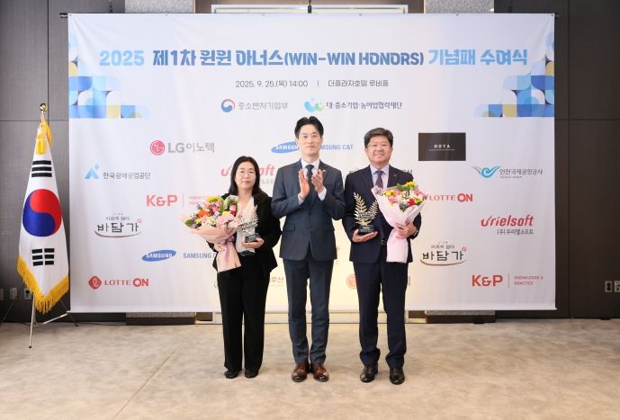 지난 25일 서울 더플라자호텔에서 열린 ‘윈윈 아너스 기념패 수여식’에서 인천국제공항공사 신가균 경영본부장(사진 맨 오른쪽)이 협력 중소기업 우리엘소프트 이효경 상무이사(사진 맨 왼쪽)와 함께 기념패를 수여받고 기념촬영을 하고 있다.