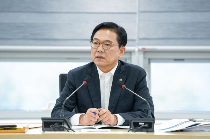 1. 김석필 천안시장 권한대행 부시장이 1일 시청 중회의실에서 열린 확대간부회의에서 추석 연휴를 앞두고 안전과 재난에 대비해 비상연락 체계 유지 등을 지시하고 있다.