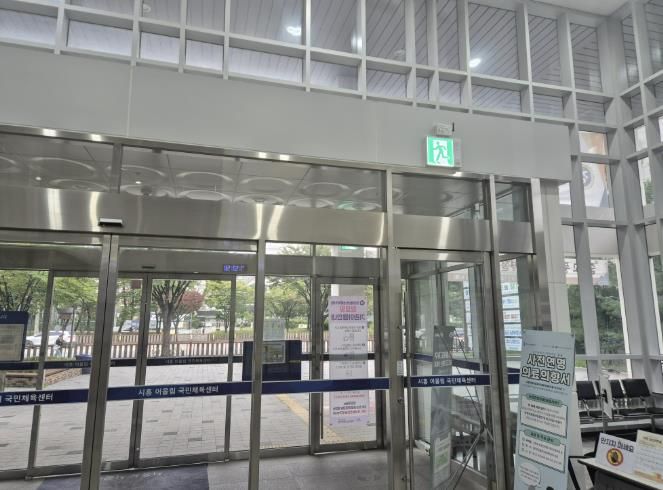 이용고객 주출입문 상단 음성 점명 유도등 무선 제어장치 설치 사진