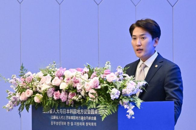 장쑤성인민대표회의와 한·일 지방의회 원탁회의에서 의제 발표 중인 이민석 의원