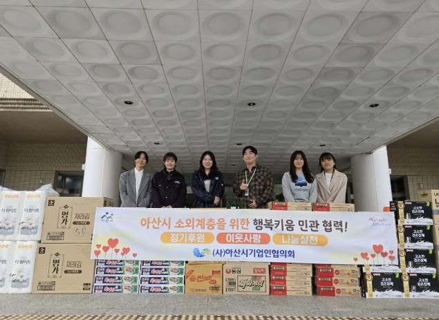 각 읍면동 행정복지센터 담당자 및 사회복지과 통합사례관리사가 물품 배부 전 기념촬영을 하고 있다.