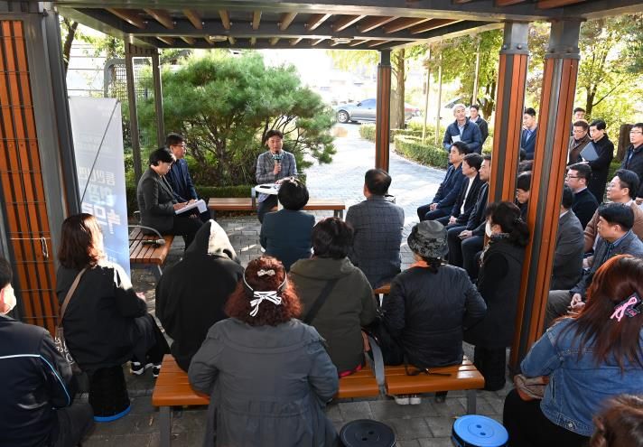 조용익 부천시장이 27일, 고라개공원에서 열린 ‘틈만나면, 현장속으로’ 에서 레미콘 공장 일대 환경오염 최소화를 위해 주민 및 업체 관계자와 의견을 나누고 있다