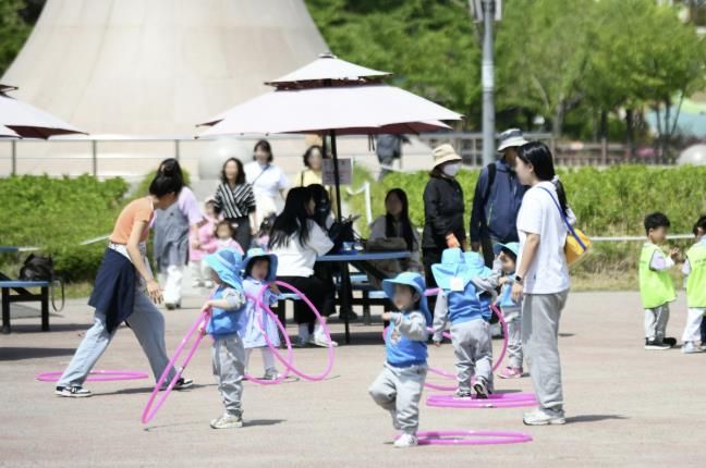 지난 5월 상동호수공원에서 열린 부천아이페스타에서 아이들이 즐겁게 놀고 있다.