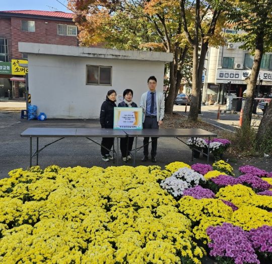 고양시 백석1동, 독거 어르신 80가구에 ‘가을 국화’ 전달