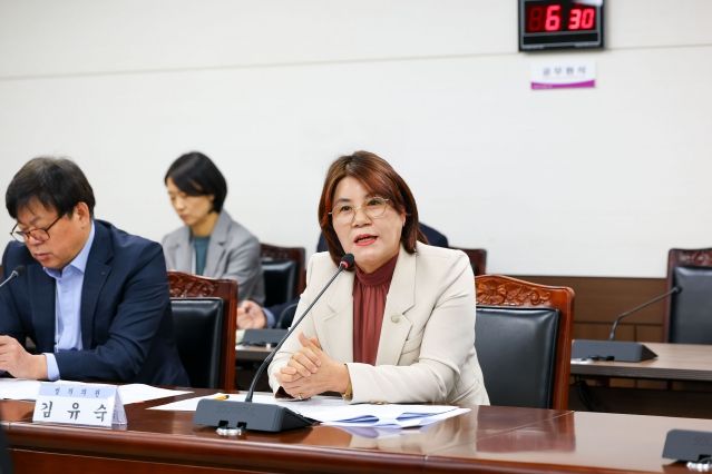 김유숙 의원이 지난 28일 제299회 임시회 제1차 도시환경위원회에서 조례안에 대해 대한 질의응답을 하고 있다