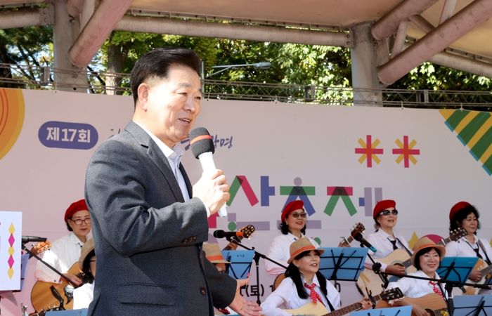 박승원 광명시장이 지난 1일 철망산근린공원 장미배드민턴장 일원에서 열린 ‘2025 제17회 철망산축제’에 참석해 인사말을 하고 있다.