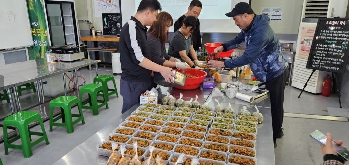 1. 천안시농업기술센터가 귀농·귀촌인 재능기부 행사를 진행하고 있다.