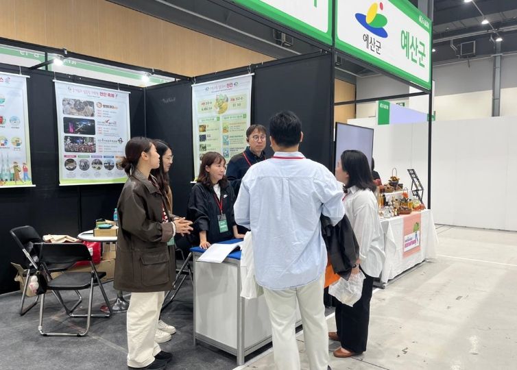 1. 천안시농업기술센터가 지난해 열린 케이팜 귀농귀촌 박람회에서 부스를 운영하고 있다.