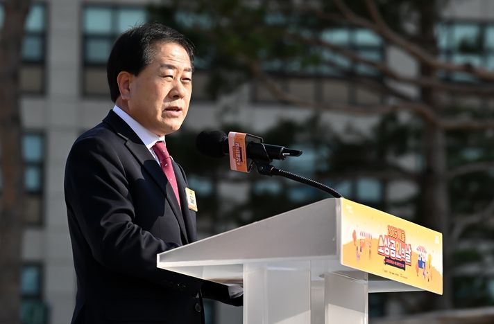 지난 11월 5일 서울광장에서 열린 ‘2025 서울시 소상공인의 날 기념행사’에 참석한 김용호 서울시의원이 축사를 하고 있다.