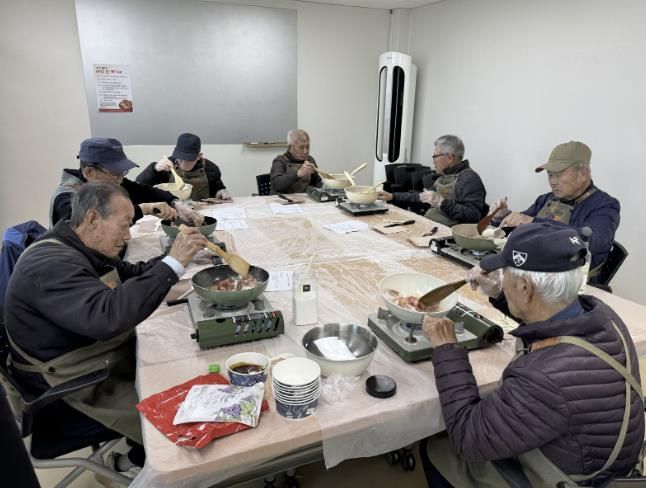 ‘쿡(cook)할배를 위한 찾아가는 요리 교육’ 단체사진