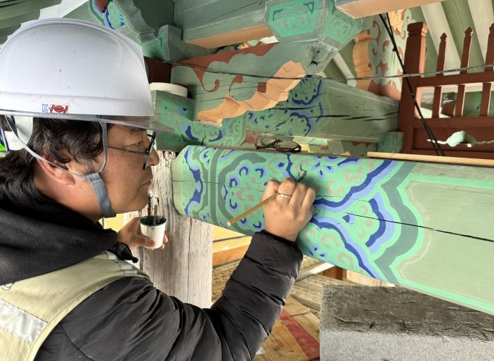 청평사 회전문 전통 단청에 동록 안료를 적용하는 모습(연화머리초 시문)