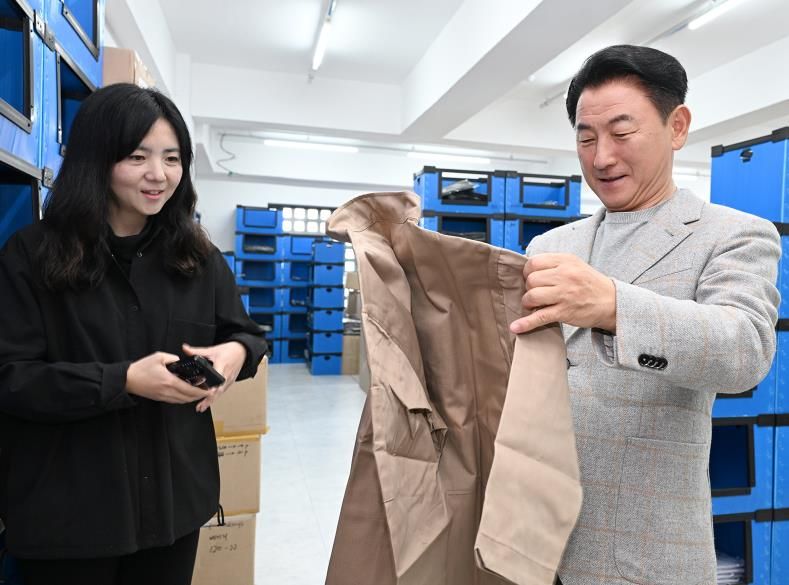 김동근 시장이 11월 24일 작업복 전문기업 ‘이노에코(대표 김영규)’를 방문해 제품을 살펴보고 있다.