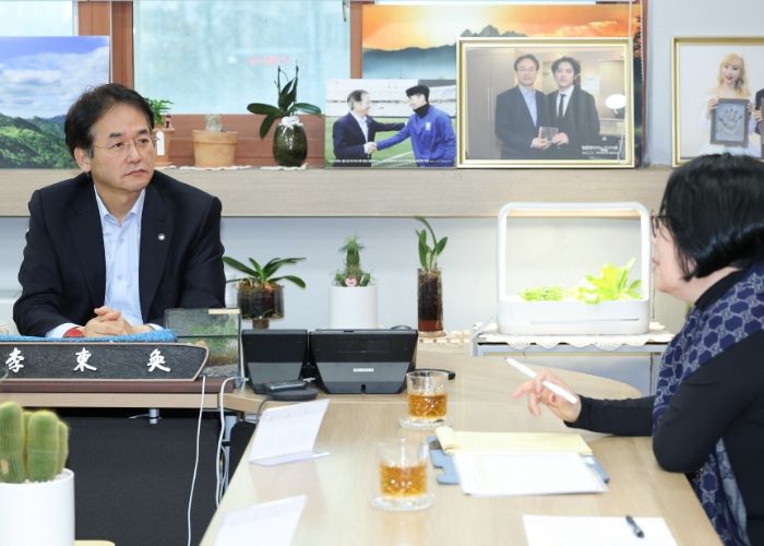 이동환 고양시장이 ‘저출생 극복을 위한 보육정책 간담회'에서 연합회 관계자의 의견을 경청하고 있다.