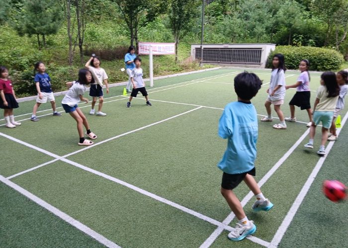 ‘건강한 돌봄놀이터’에 참여해 신체 활동 중인 어린이들