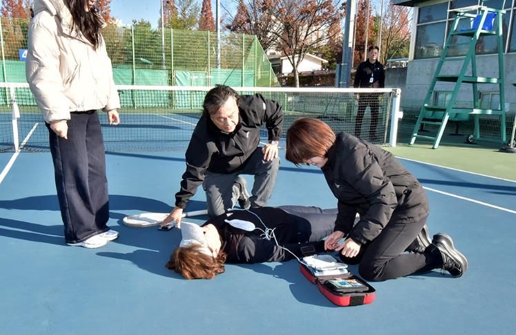 천안도시공사가 28일 심정지 응급상황 대응 모의훈련을 진행하고 있다.