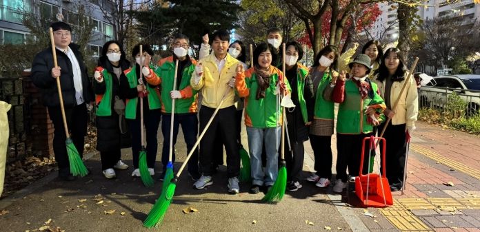 광명시 철산3동 행정복지센터는 28일 관내 주요 도로변과 이면도로를 중심으로 동 직원과 철산3동 자율방재단 단원 10여 명이 함께 ‘가을철 빗물받이 주변 낙엽 청소’를 실시했다.