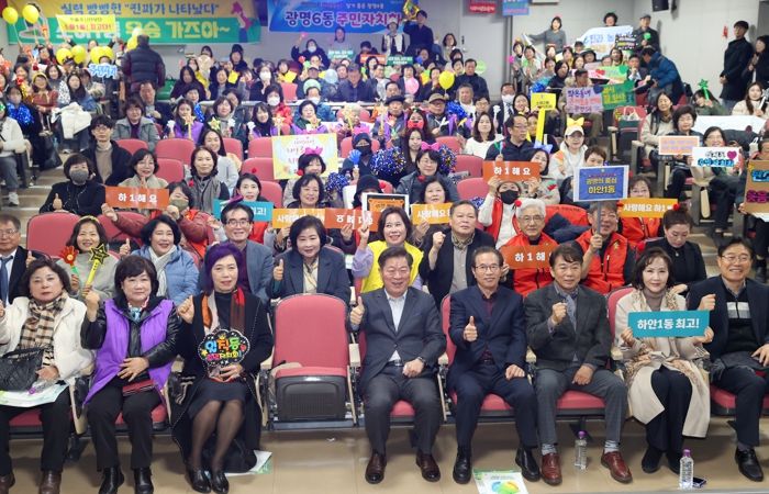 박승원 광명시장(사진 첫줄 왼쪽 네 번째)이 지난 28일 광명시 열린시민청 민방위교육장에서 열린 ‘2025년 광명시 주민자치 우수사례 경연대회’에 참석해 18개 동 주민자치회 위원들과 기념사진을 촬영하고 있다.