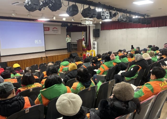 4일 열린시민청 2층 민방위교육장에서 광명시 자율방재단 단원 70여 명을 대상으로 '2025년 재해구호교육'이 진행되고 있다.