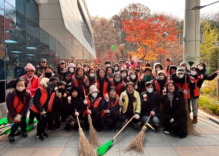 광명시 철산3동 행정복지센터는 지난 3일 동절기에 대비해 ‘2차 낙엽 대청소’를 실시했다.