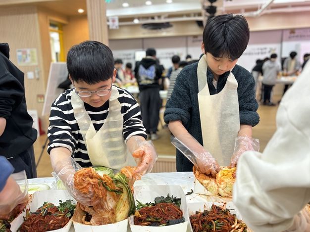 하남시덕풍청소년문화의집 그랑청소년방과후아카데미 청소년들이 담근 ‘사랑의 김장김치’