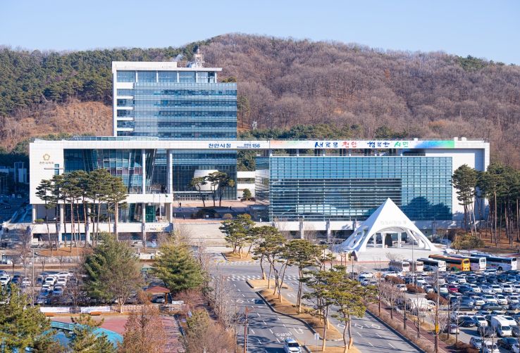1. 천안시청 전경.