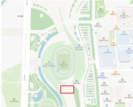 인천시설공단은 인천아시아드주경기장 남측광장(적색 상자)에서 야외 스케이트장을 이달 19일부터 내년 2월 18일까지 62일간 한시적으로 운영한다.