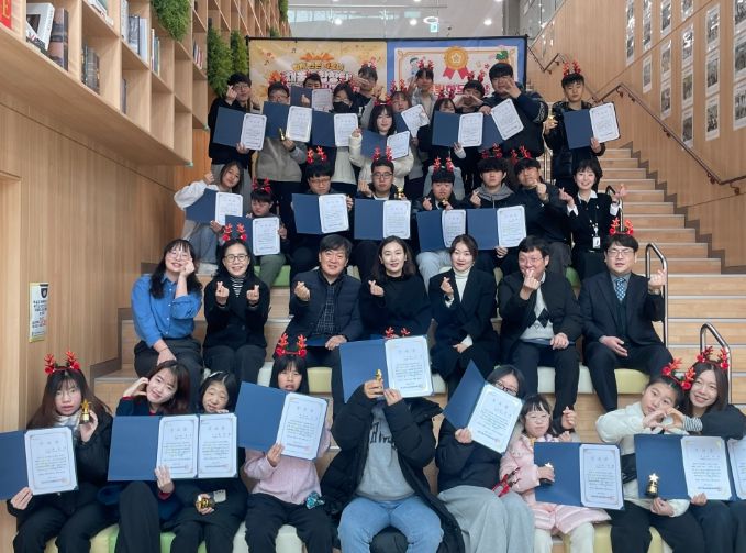 1. 발달장애 청소년들과 함께하는 채움별합창단이 해단식을 진행하고 있다.