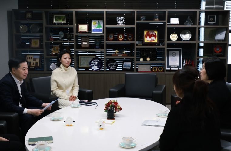 인천항만공사 이경규 사장이 한국백혈병소아암협회 경인지회 이주영 사무국장과 기부 관련 논의를 하고 있다