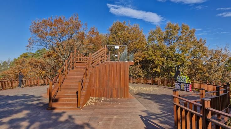 천안시 태조산 등산로에 설치된 하늘길 전망대 모습.