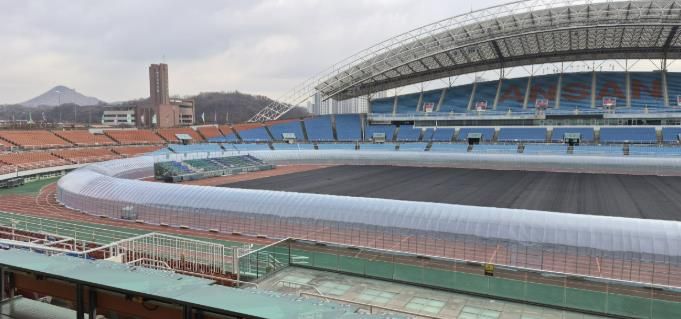 안산 와~스타디움 트랙 비닐하우스 설치 전경. (사진=안산도시공사 제공)