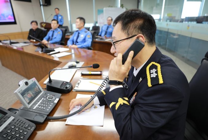 제11대 박재화 청장이 3005함장과 화상통화를 진행 중이다.