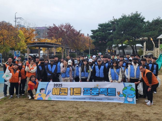 지난 13일 원두정 먹거리골목에서 천안시 청소년들과 자원봉사자들이 함께 기념사진을 촬영하고 있다.